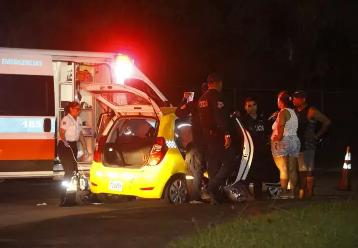 Hombre muere frente al cuarto de urgencias del Hospital San Miguel Arcangel. Foto: Alexander Santamaría.