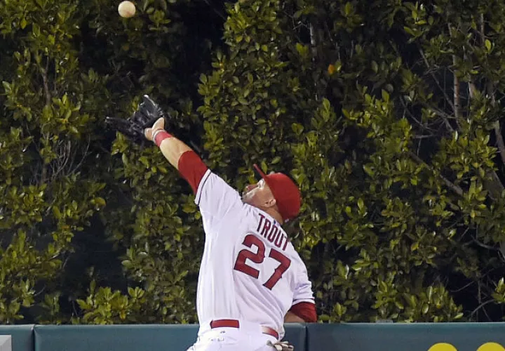 Mike Trout en labor defensiva. Foto AP