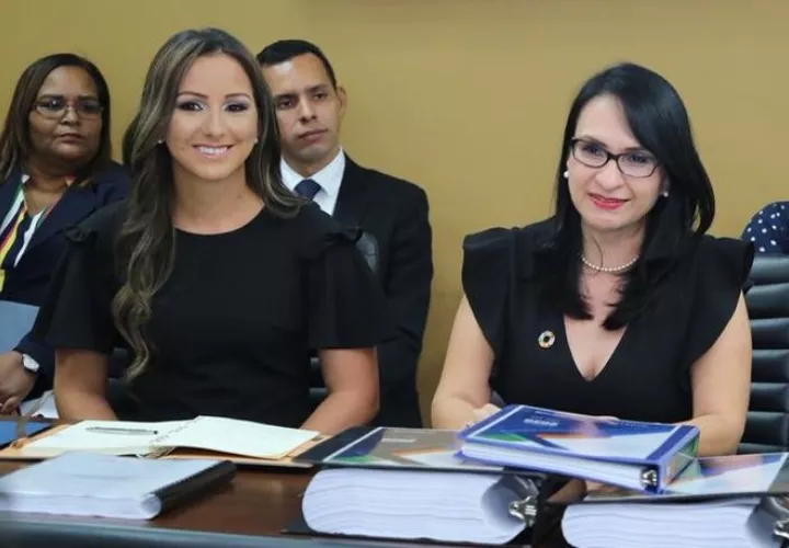 Milagros Ramos (izq.) junto con la ministra designada del Mides, Markova Concepción, durante la reunión de transición que se realizó el 13 de junio. 