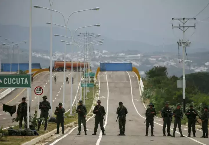 Militares venezolanos apostados en el paso de Tienditas. Foto: AP. 