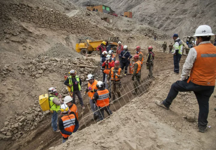 Los mineros están atrapados a una profundidad entre los 100 y 170 metros. AP.