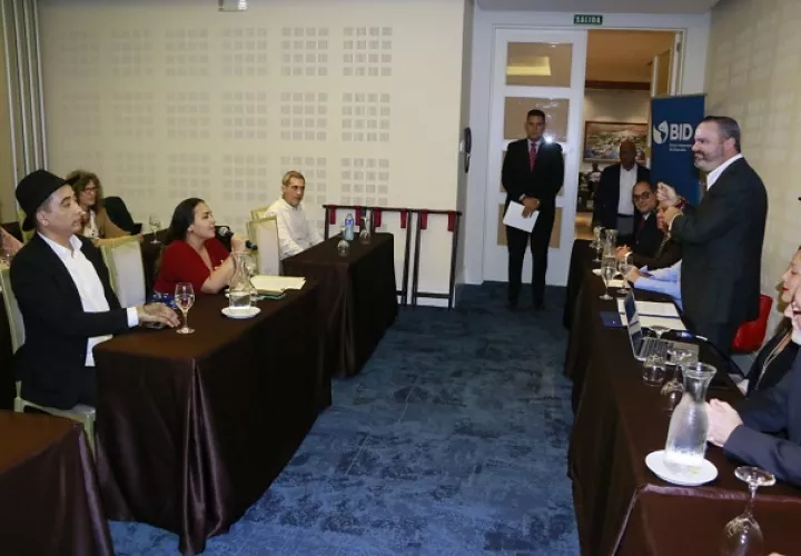 Gabriel González, viceministro de Cultura  firmó el memorando que crea la comisión.