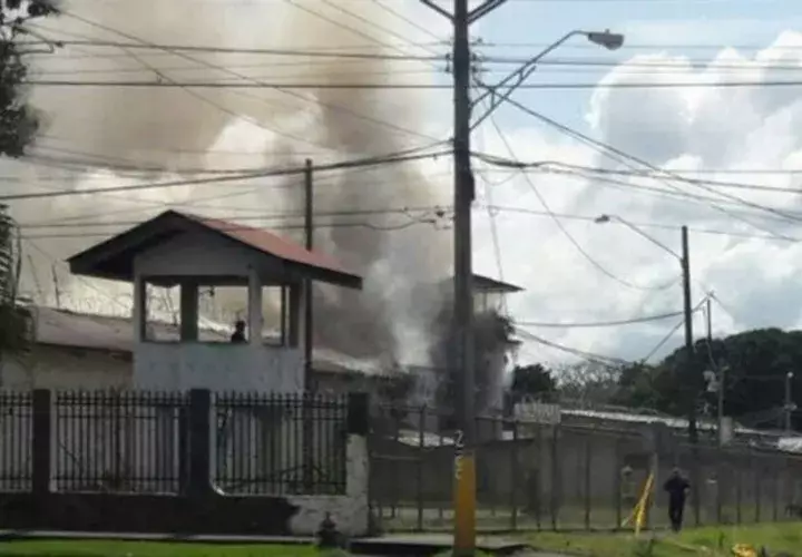 El cuartel de David fue incendiado en octubre de 2017 por detenidos que se oponían al traslado a la nueva cárcel de Chiriquí. Archivo