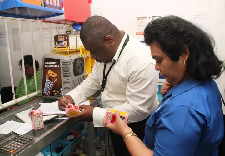 El Minsa detecta diversas anomalías en farmacias y abarroterías de San Miguelito. Foto: Minsa.