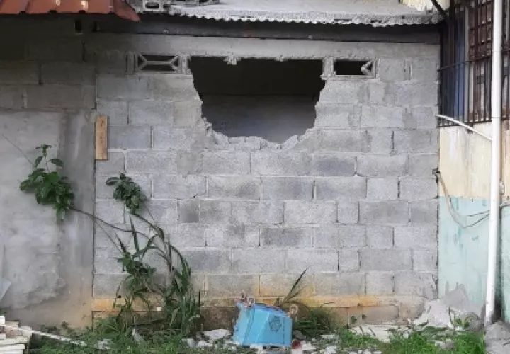 Los ladrones quitaron la verja que tapaba el agujero de las instalación de un acondicionador de aire. Foto/Eric Montenegro