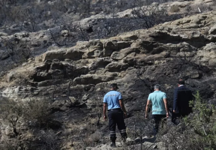 La policía turca patrulla el área después de una explosión antes del amanecer, en las afueras de la aldea de Tashkent, en la parte turca-chipriota del norte de la parte dividida de Chipre. FOTO/AP