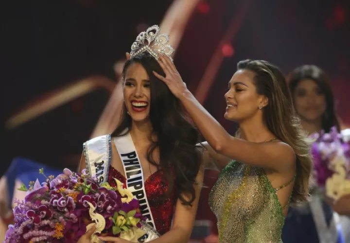 Catriona Gray recibe la corona como nueva Miss Universo.