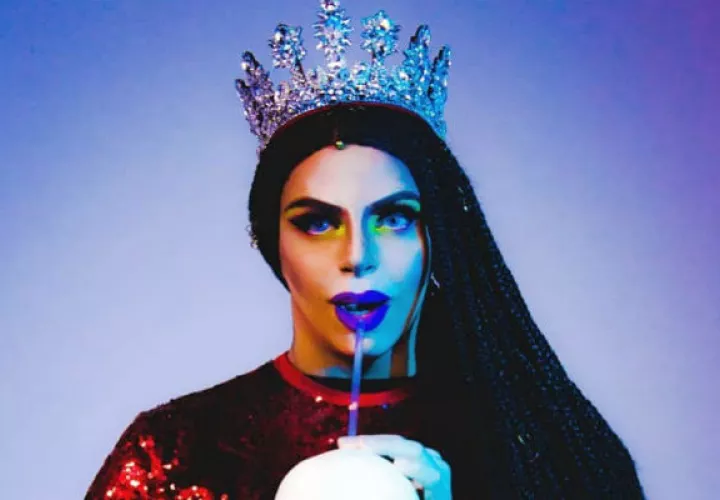  Ricardo Suárez, conocido por su personaje Drag queen "Miss Veneno". 