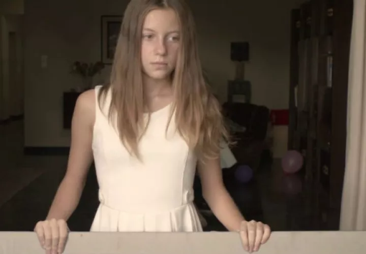 Personaje de "Miss Violence", que es parte de la Retrospectiva de cine griego en el Cine universitario. Hoy, gratis. Incesto, bajas pasiones, insensibilidad, crueldad y todo tipo de abuso eran el pan de cada día para ella y su familia.  Foto: Cortesía.