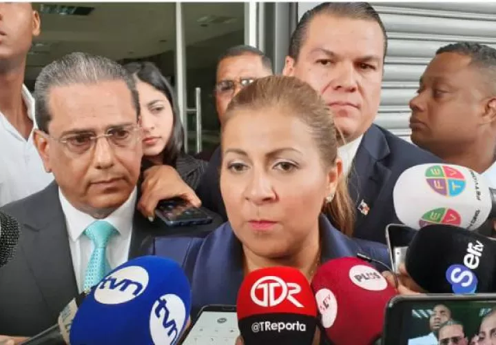 La ministra de Vivienda Inés Samudio  junto al viceministro Rogelio Paredes presentaron la documentación que detalla las supuestas irregularidades en Techos de Esperanza, Sanidad Básica y en la compra de equipo de seguridad.