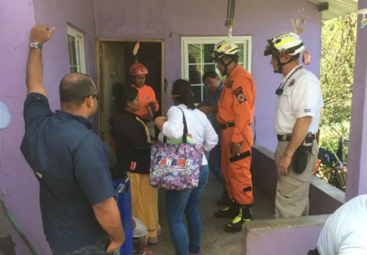 Personal del Miviot y Sinaproc evalúan la situación de las casas afectadas por el sismo.