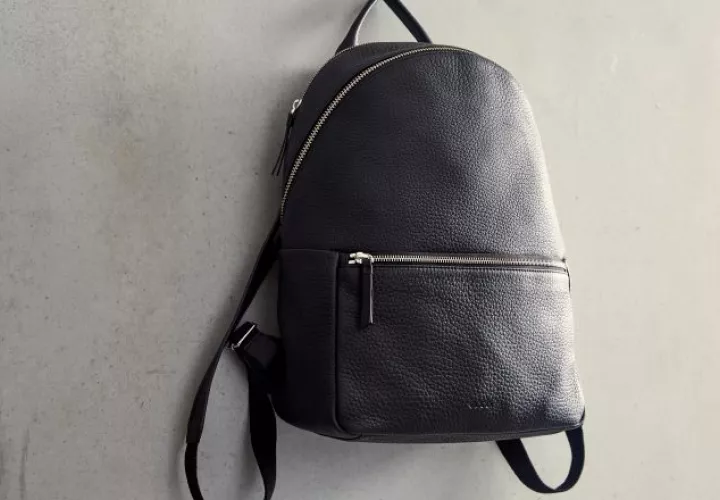 Mochila de cuero.