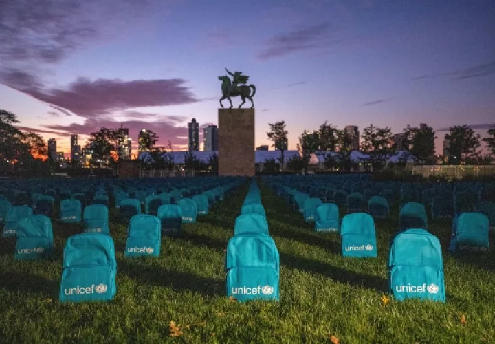 co un cementerio de mochilas recuerdan a los miles de niños que han perdido la vida en los países en conflicto. FOTO/EFE