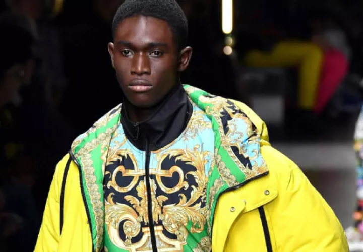 Propuesta de Versace para los hombres que buscan originalidad.  Fotos:  EFE