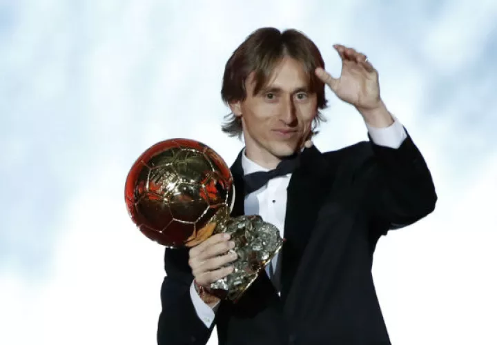 Luka Modric levanta el Trofeo Balón de Oro. Foto:AP