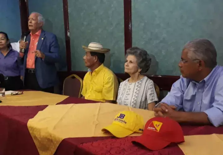 Reunión entre fundadores del partido y el candidato José Blandón. Foto: Víctor Arosemena