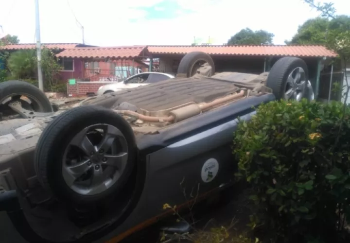Al momento del accidente un adulto mayor se encontraba sentado en el portal de la casa. Foto/Thays Domínguez