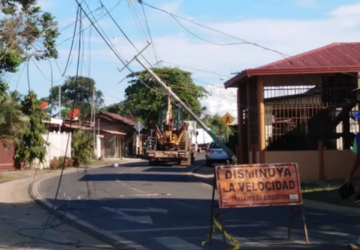 La explosión de un tanque de gas y un poste caído atendieron los estamentos de seguridad. Foto: Thays Domínguez.