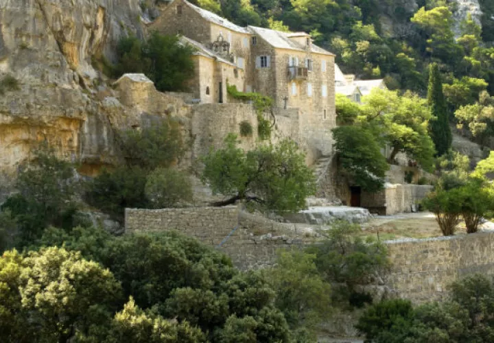 El monasterio de Blaca al sur de la isla de Brac, famosa por  su Cabo Dorado. Tomislav Rastic