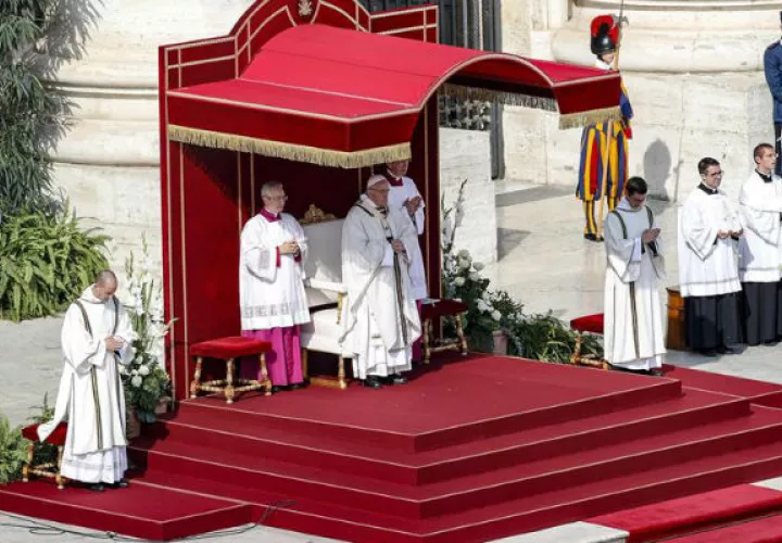 Momento en que el papa Francisco realiza la ceremonia de canonización de monseñor Romero. 