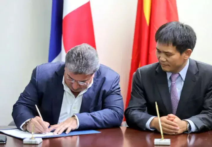 El ministro de Obras Públicas, Ramón Arosemena y Xiaofeng Wang, representante legal del consorcio. @PresidencviaPma