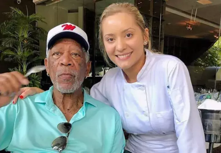 Morgan Freeman posando junto a una admiradora. 