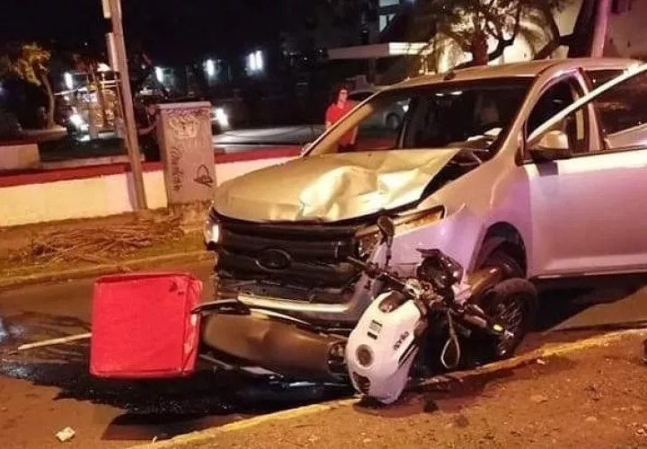 La motocicleta que conducía el venezolano quedó atrapada debajo del automóvil que la colisionó. 