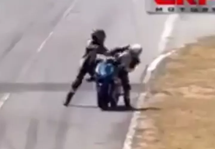 Agresión de los pilotos en la pista. Foto Captura