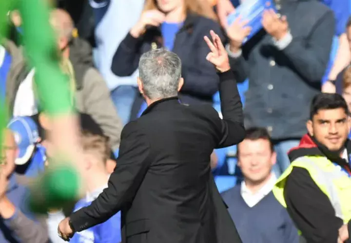 Mourinho muestra los tres dedos a la fanaticada local en señal de los títulos logrados con Chelsea: Foto:AP