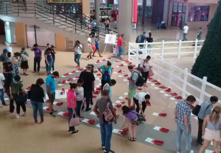 Zapatos Rojo en Albrook y la Cinta Costera para exigir alto a la violencia contra la mujer. Foto/Cortesía