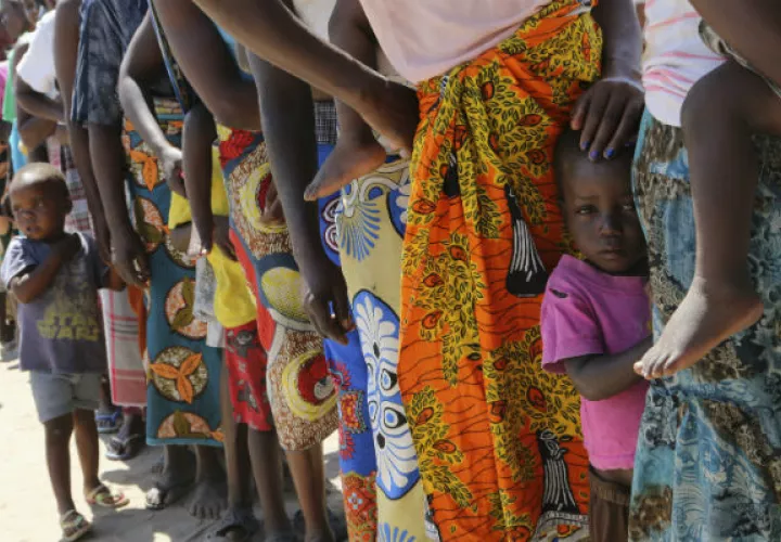 Mujeres y niños en espera de vacunarse contra el cólera tras el ciclón Idai en Mozambique. Foto: AP.