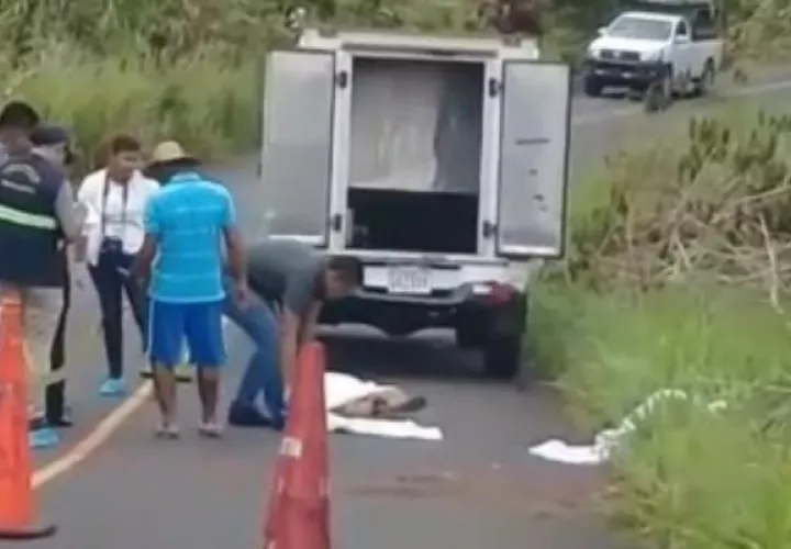 La víctima, un hombre de generales desconocidas, fue ubicada a orilla de la vía. Foto: Eric A: Montenegro. 