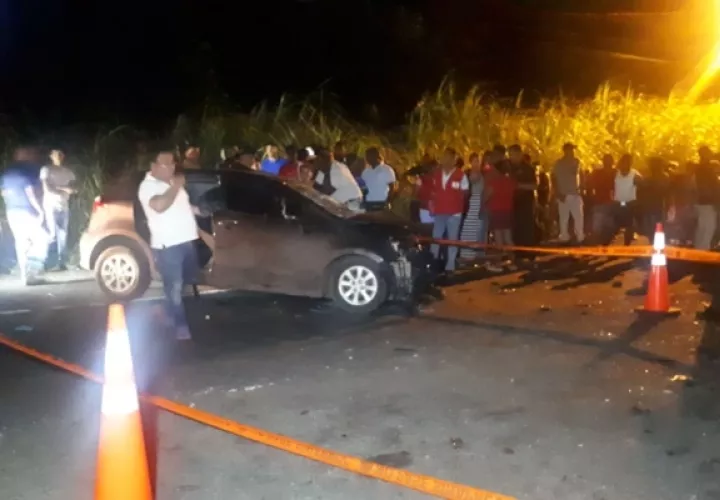 Los autos involucrados fueron un auto Hyundai Galoper, color gris y un auto sedán Hyundai; en este último vehículo, falleció el ciudadano Esteban Gómez y una dama resultó herida. Foto/ Diómedes Sánchez