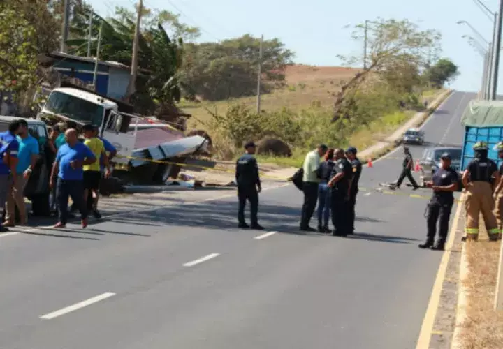  Los vehículos arrollados por el camión estaban detenidos en la vía. Foto: Thays Domínguez.