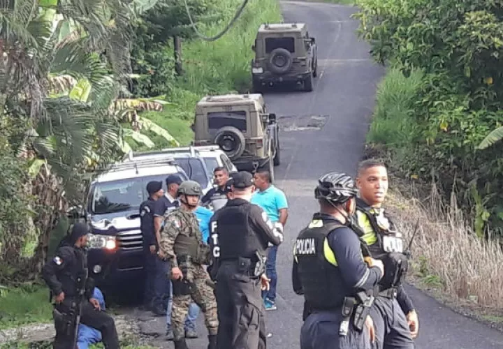 Personal de la Policía Nacional, acordonó todo el área, en medio de los curiosos. Foto: Diómedes Sánchez S. 