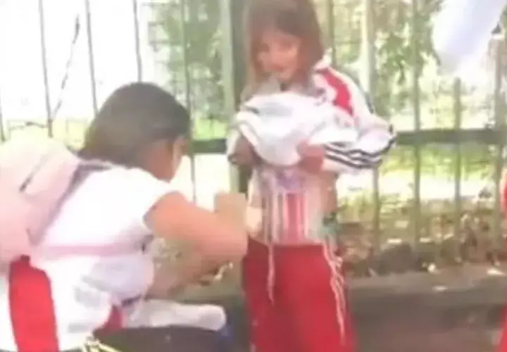 Mujer coloca en el cuerpo del menor las bengalas que están prohibidas dentro de los estadios.