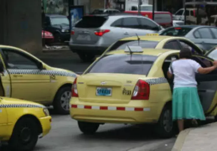 Mujer celosa golpeó con un extintor que se encontraba dentro del taxi.  Foto: ilustrativa
