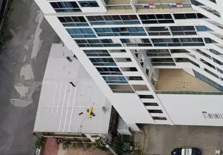 ¡Fatal! Una mujer cae desde un edificio sobre el techo de una residencia en calle 73 San Francisco. Foto: Tráfico C Panamá.