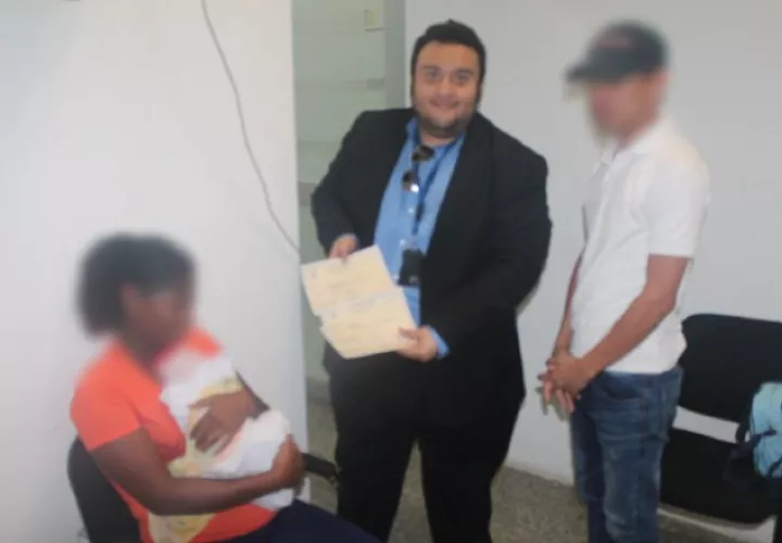 El recién nacido con su madre. Foto de cortesía