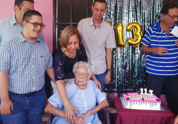 Tía Clara celebró junto a familiares y amigos. Foto: Thays Domínguez. 