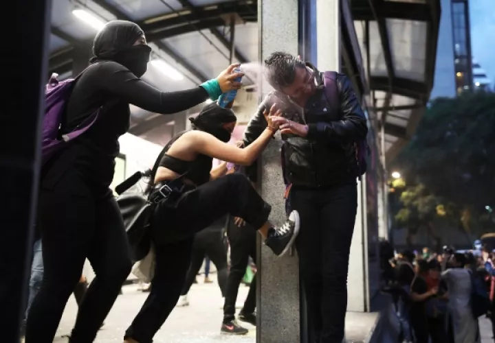 Las mujeres pidieron que no hubiera ningún hombre en el lugar y se dieron enfrentamientos con algunos que no querían abandonar la zona. FOTO/AP