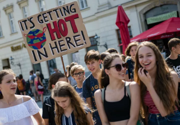 Jóvenes participan en una manifestación de Fridays for Future contra cambio climático en Leipzig, Alemania. Foto/ Jens Schlueter/EPA, vÍa Shutterstock.