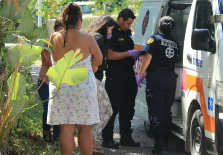 Bomberos les dieron los primeros auxilios a las mujeres. Foto: José Vásquez. 