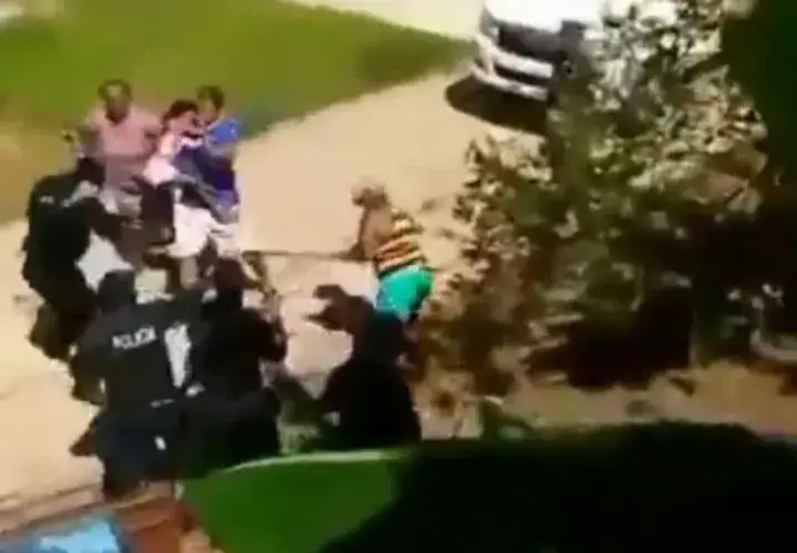 Mujeres se enfrenta a Policías para que no le cortaran la luz. Foto/Cortesía