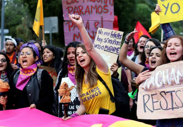 Mujeres en una manifestación con motivo del Día Internacional de la Mujer Trabajadora, en Quito (Ecuador). Foto: EFE.