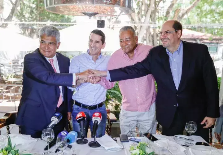 José Raúl Mulino junto a Rómulo Roux. 