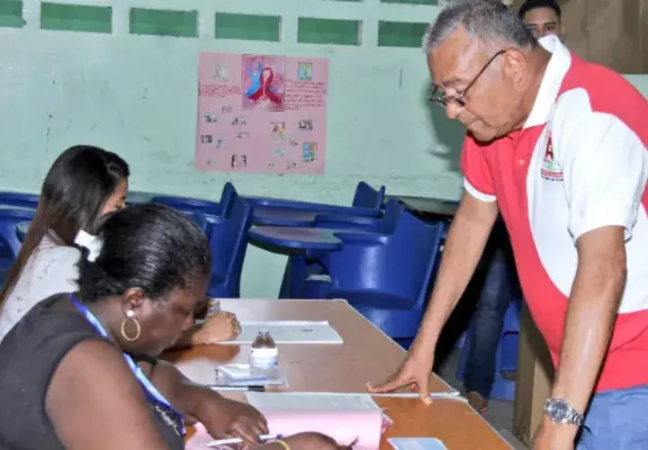 José Muñoz ejerciendo su derecho al voto. @partidoalianza