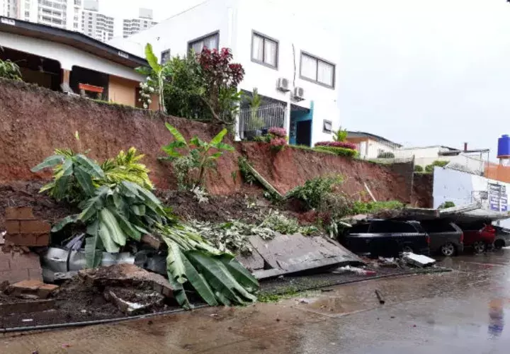 Dueños de plaza comercial y residentes deberán asumir pago de muro colapsado en El Dorado. Foto: Panamá América.
