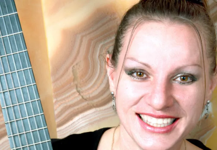 Nadia Borislova domina el lenguaje musical a las mil maravillas. Directora y guitarrista México-Rusa. Se cuenta entre los más de 200 artistas que deleitan con su talento musical durante los encuentros de guitarra que organiza Aguipan. El de este año se celebra en Panamá hasta la noche del 3 de julio, en el Teatro Gladys Vidal y continúa tres días más en provincias centrales y el occidente del país. Foto: Cortesía.