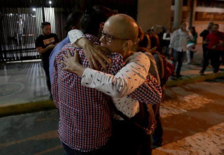 Naky Soto, esposa del periodista Luis Carlos Diaz, ayer martes, a la entrada de los tribunales mientras se efectúa la audiencia preliminar de Luis Carlos, en Caracas (Venezuela). Foto: EFE.
